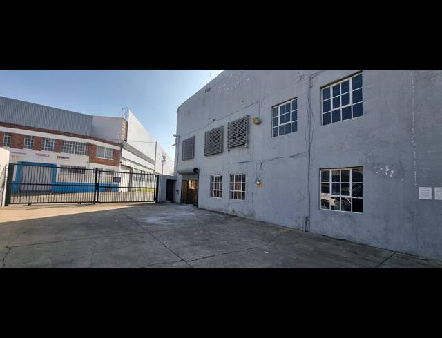 2,800M² WAREHOUSE FOR SALE IN VILLAGE DEEP